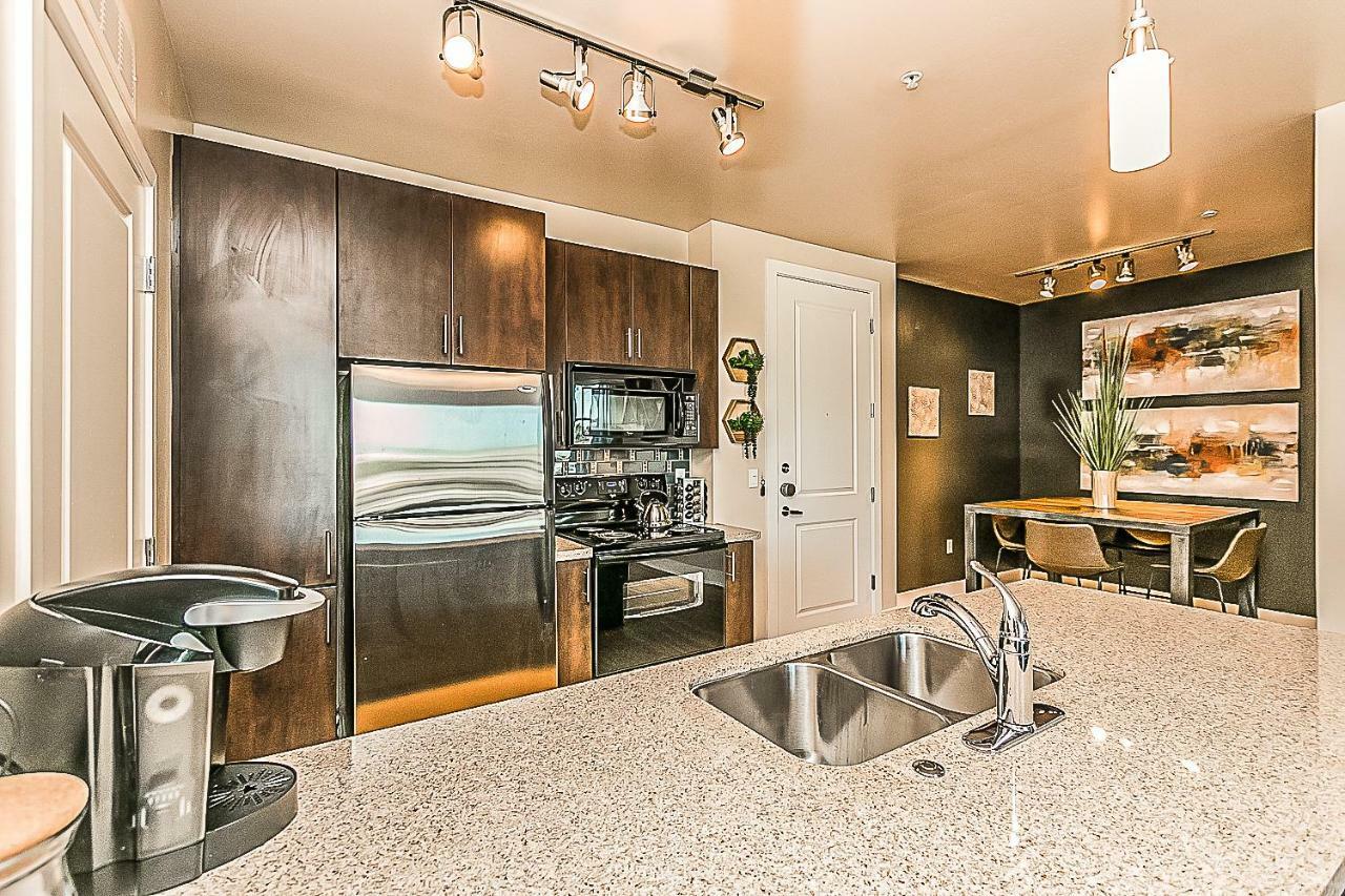 Shopping & Dining 1 Mile - 24 Hour Pool With Parking - 4036 Villa Финикс Екстериор снимка